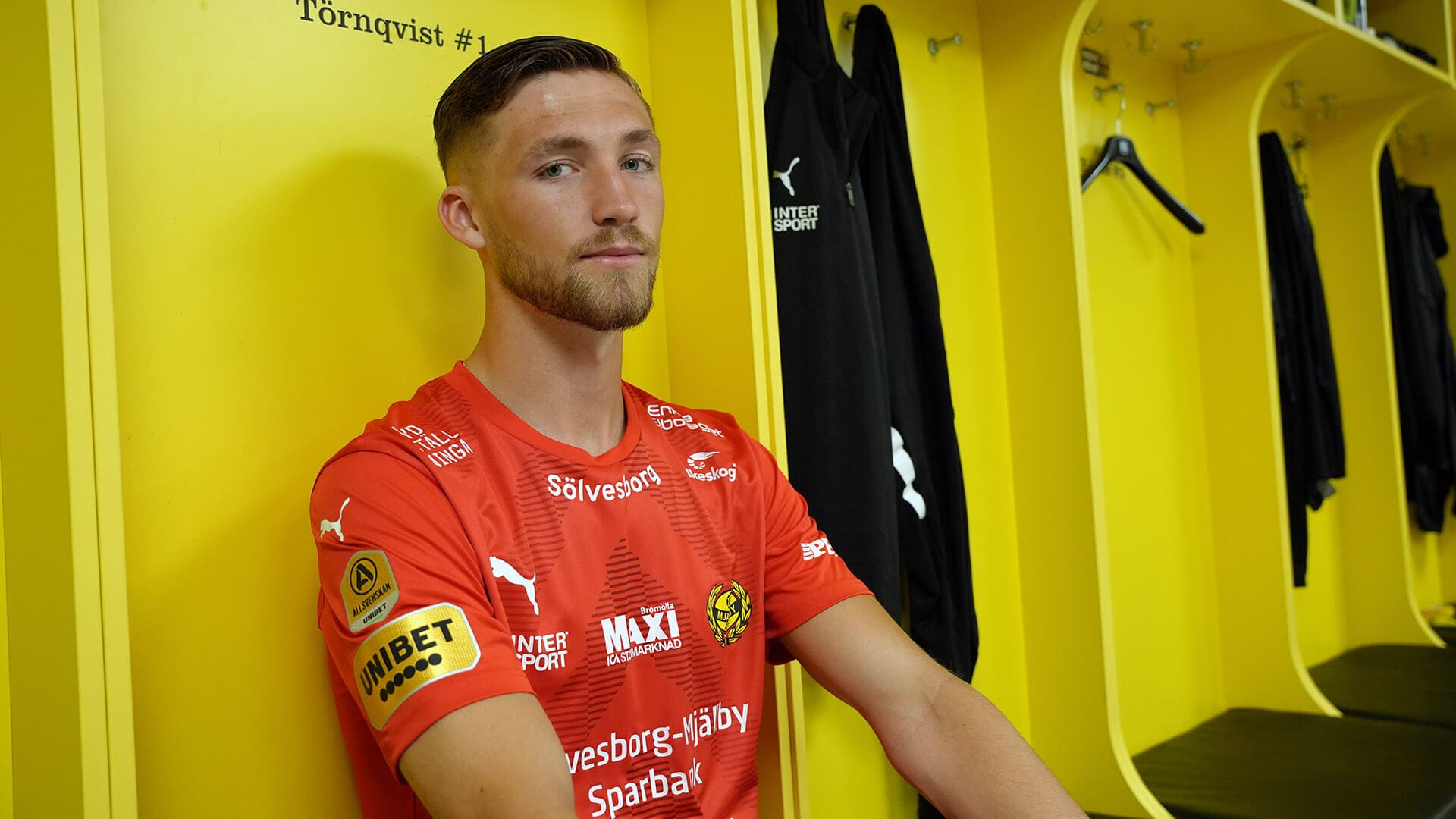 Bild på Noel Törnqvist i Mjällby AIF:s omklädningsrum.